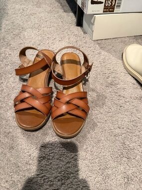 Women’s Tan Strappy Leather Ankle-Strap Sandals